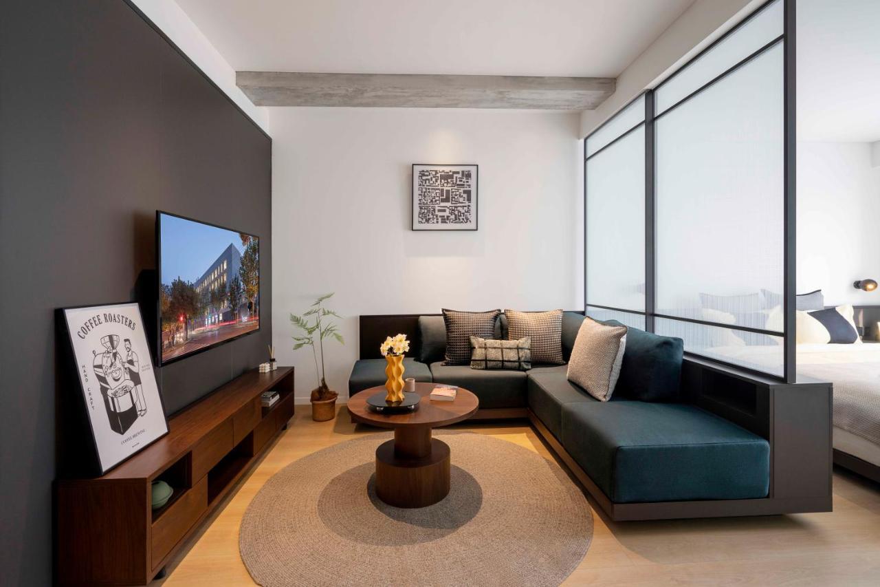 Base-Beijing Wangfujing Serviced Apartment- In Hutong &Bike Rental &Close To Forbidden City, Tian'Anmen Square &Subway Nearby &Free Coffee &Washing Machine,Kitchen &Restaurant Discount &English Speaking &High Speed Free Wifi Exterior foto A living room