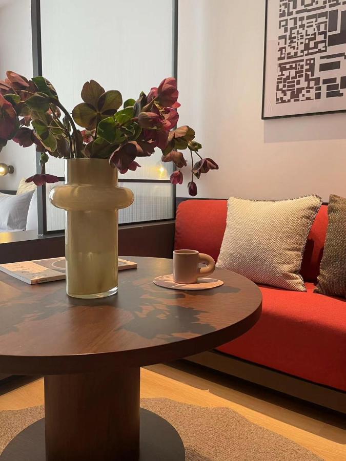 Base-Beijing Wangfujing Serviced Apartment- In Hutong &Bike Rental &Close To Forbidden City, Tian'Anmen Square &Subway Nearby &Free Coffee &Washing Machine,Kitchen &Restaurant Discount &English Speaking &High Speed Free Wifi Exterior foto The interior of the cafe