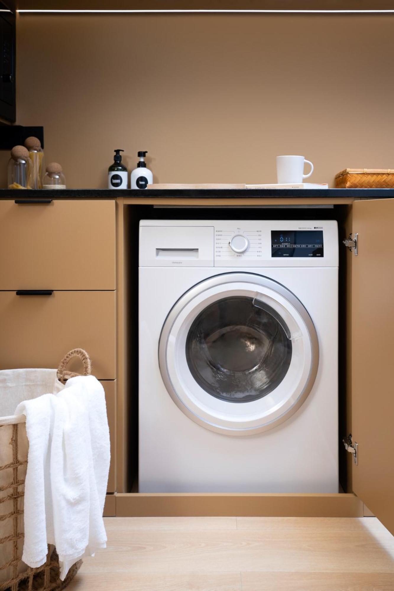 Base-Beijing Wangfujing Serviced Apartment- In Hutong &Bike Rental &Close To Forbidden City, Tian'Anmen Square &Subway Nearby &Free Coffee &Washing Machine,Kitchen &Restaurant Discount &English Speaking &High Speed Free Wifi Exterior foto A front-loading washing machine
