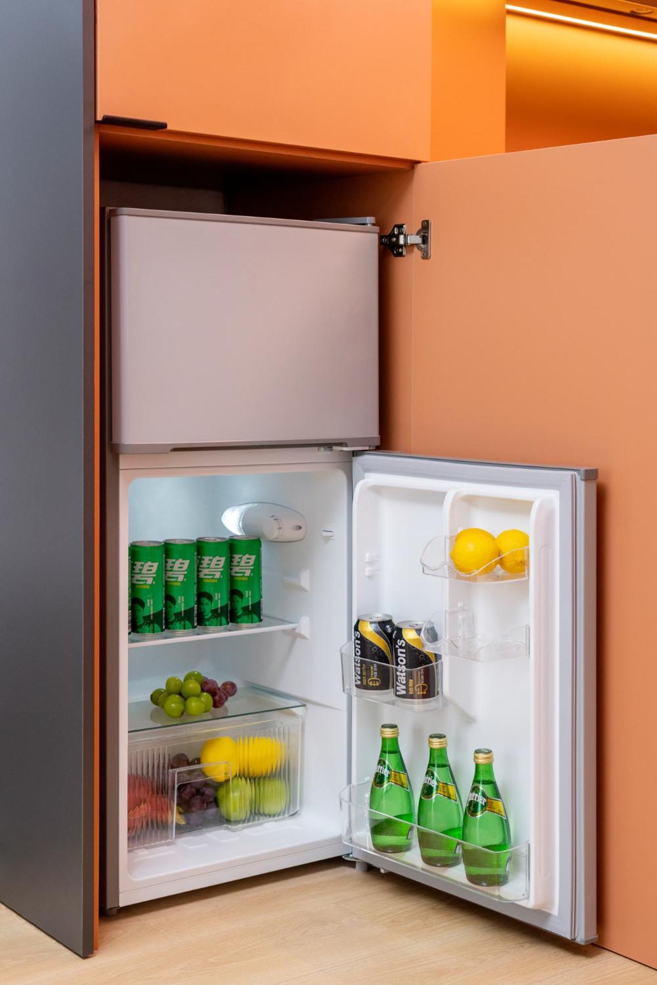 Base-Beijing Wangfujing Serviced Apartment- In Hutong &Bike Rental &Close To Forbidden City, Tian'Anmen Square &Subway Nearby &Free Coffee &Washing Machine,Kitchen &Restaurant Discount &English Speaking &High Speed Free Wifi Exterior foto A refrigerator