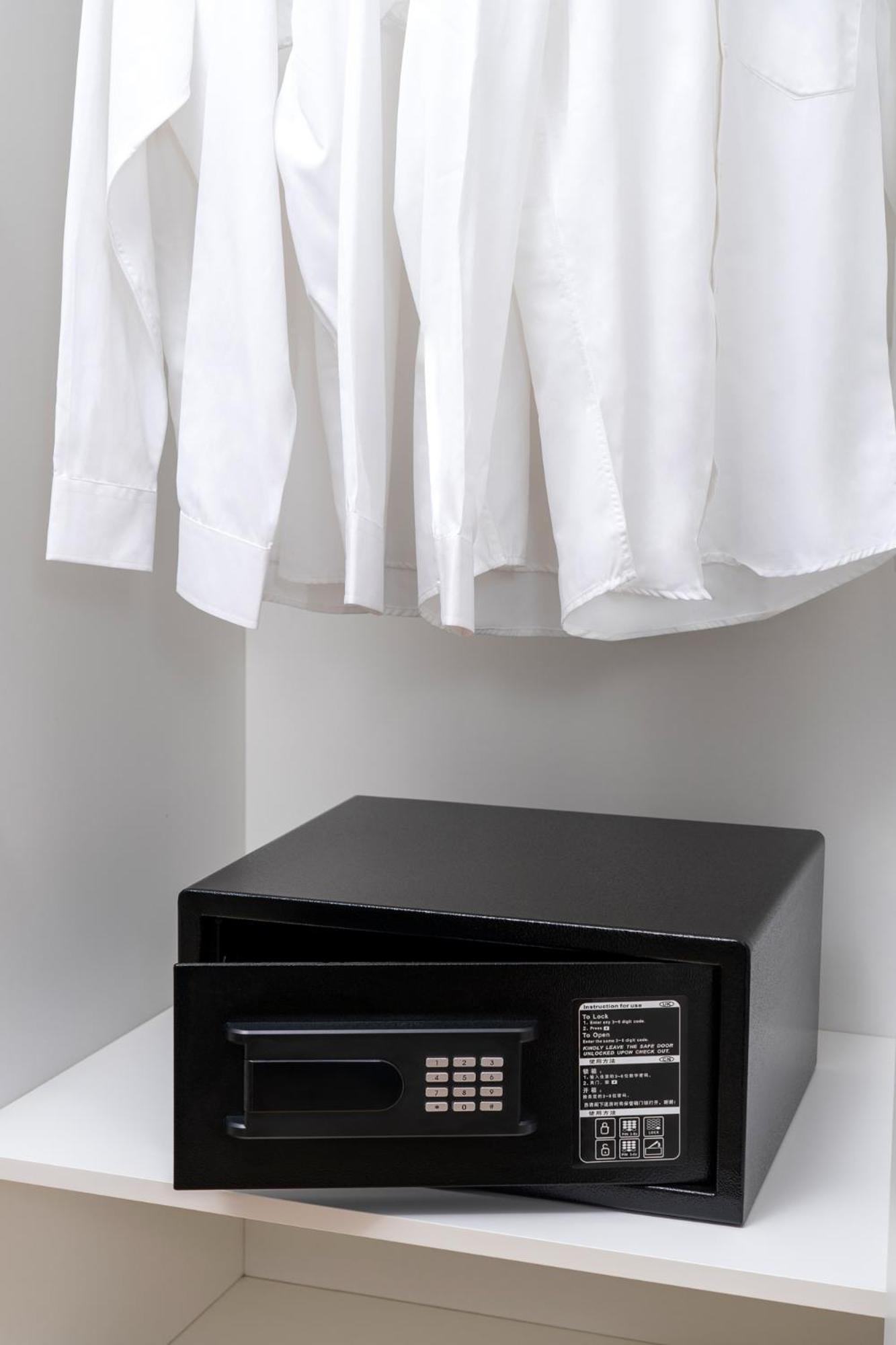 Base-Beijing Wangfujing Serviced Apartment- In Hutong &Bike Rental &Close To Forbidden City, Tian'Anmen Square &Subway Nearby &Free Coffee &Washing Machine,Kitchen &Restaurant Discount &English Speaking &High Speed Free Wifi Exterior foto A shirt hanging on a clothes dryer