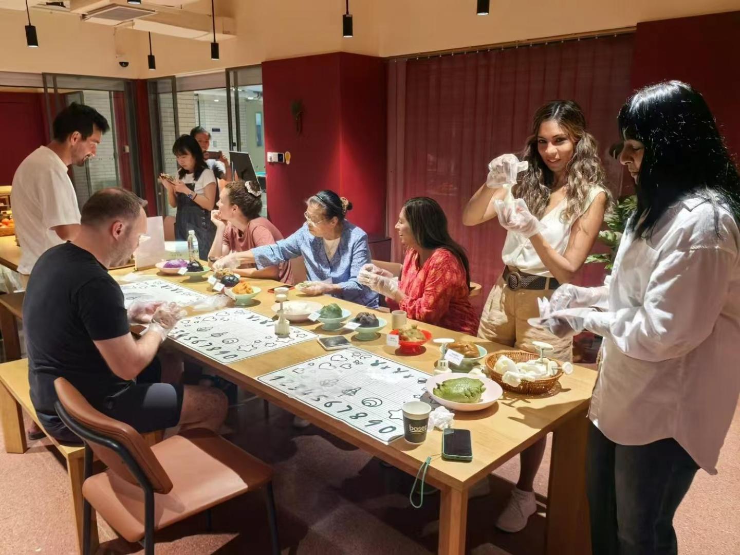 Base-Beijing Wangfujing Serviced Apartment- In Hutong &Bike Rental &Close To Forbidden City, Tian'Anmen Square &Subway Nearby &Free Coffee &Washing Machine,Kitchen &Restaurant Discount &English Speaking &High Speed Free Wifi Exterior foto A tea ceremony at the University of Oxford