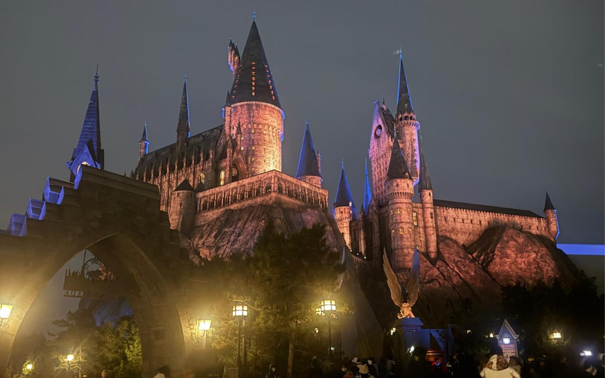 Base-Beijing Wangfujing Serviced Apartment- In Hutong &Bike Rental &Close To Forbidden City, Tian'Anmen Square &Subway Nearby &Free Coffee &Washing Machine,Kitchen &Restaurant Discount &English Speaking &High Speed Free Wifi Exterior foto Hogwarts Castle at The Wizarding World of Harry Potter