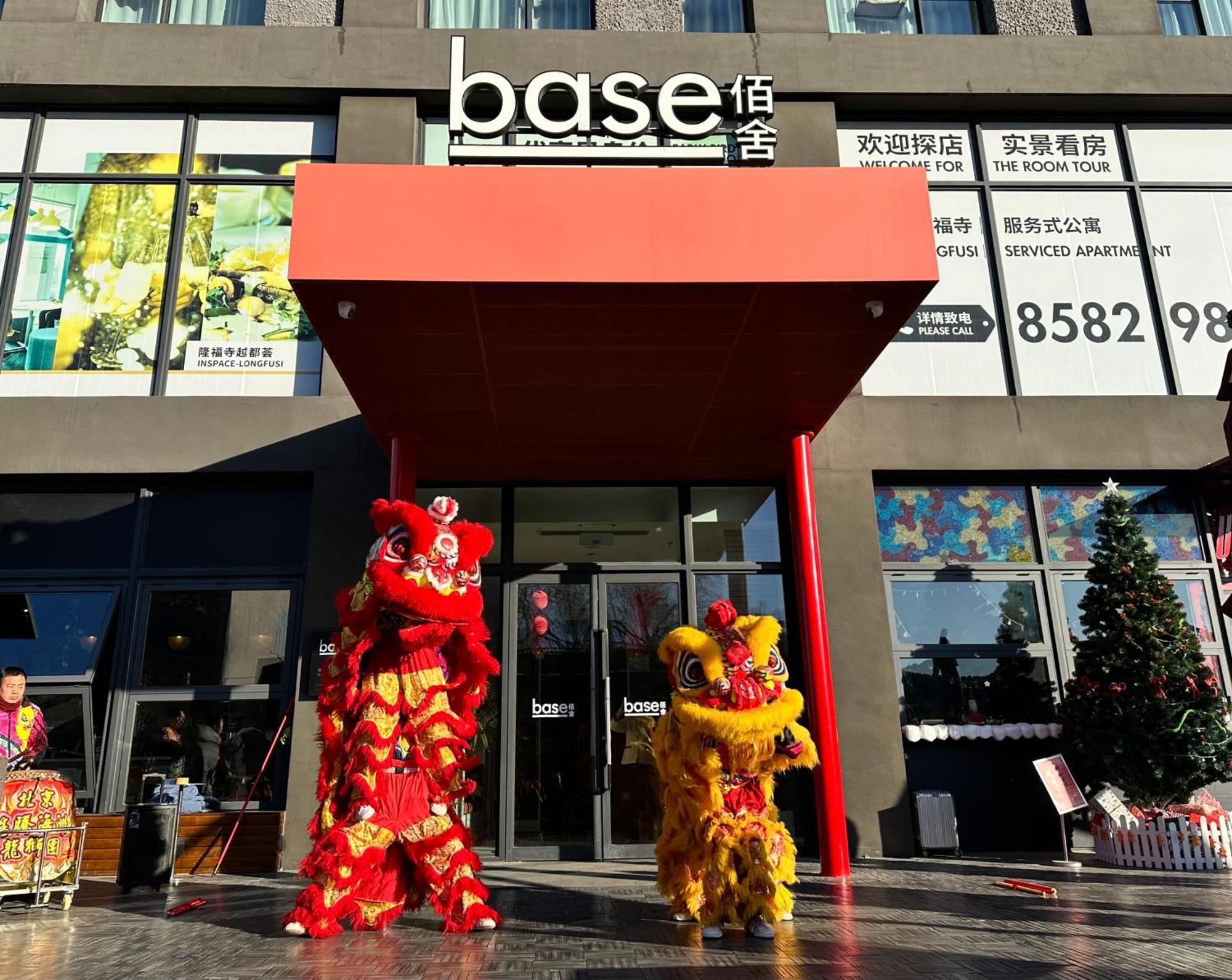 Base-Beijing Wangfujing Serviced Apartment- In Hutong &Bike Rental &Close To Forbidden City, Tian'Anmen Square &Subway Nearby &Free Coffee &Washing Machine,Kitchen &Restaurant Discount &English Speaking &High Speed Free Wifi Exterior foto Chinese New Year celebrations at Base Shopping Centre