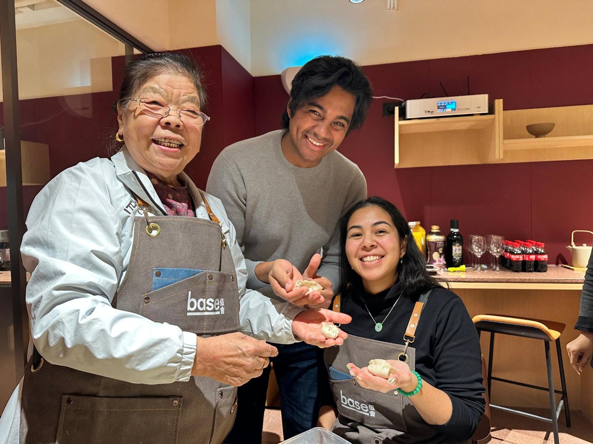 Base-Beijing Wangfujing Serviced Apartment- In Hutong &Bike Rental &Close To Forbidden City, Tian'Anmen Square &Subway Nearby &Free Coffee &Washing Machine,Kitchen &Restaurant Discount &English Speaking &High Speed Free Wifi Exterior foto A Japanese woman and two students at a cooking class